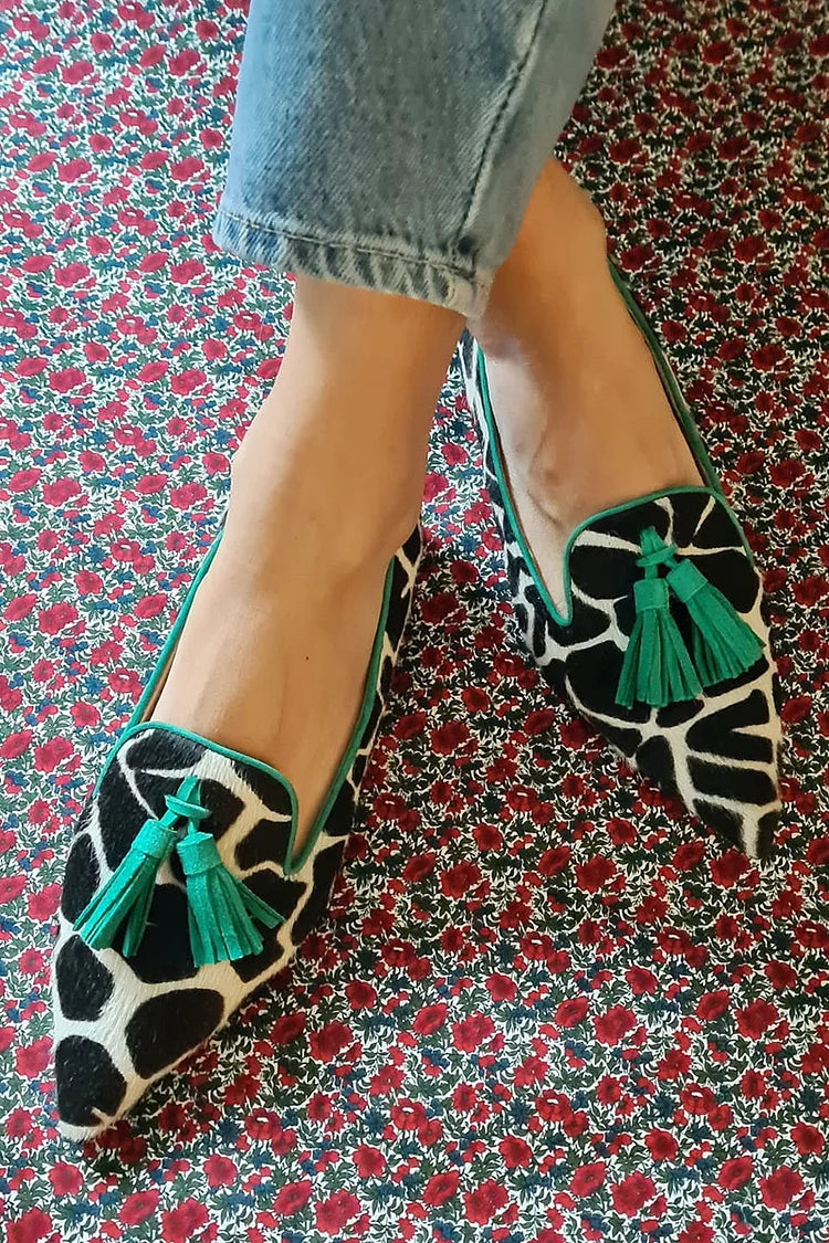 GIULIA | Mocasines refinados de punta con elegantes borlas decorativas
